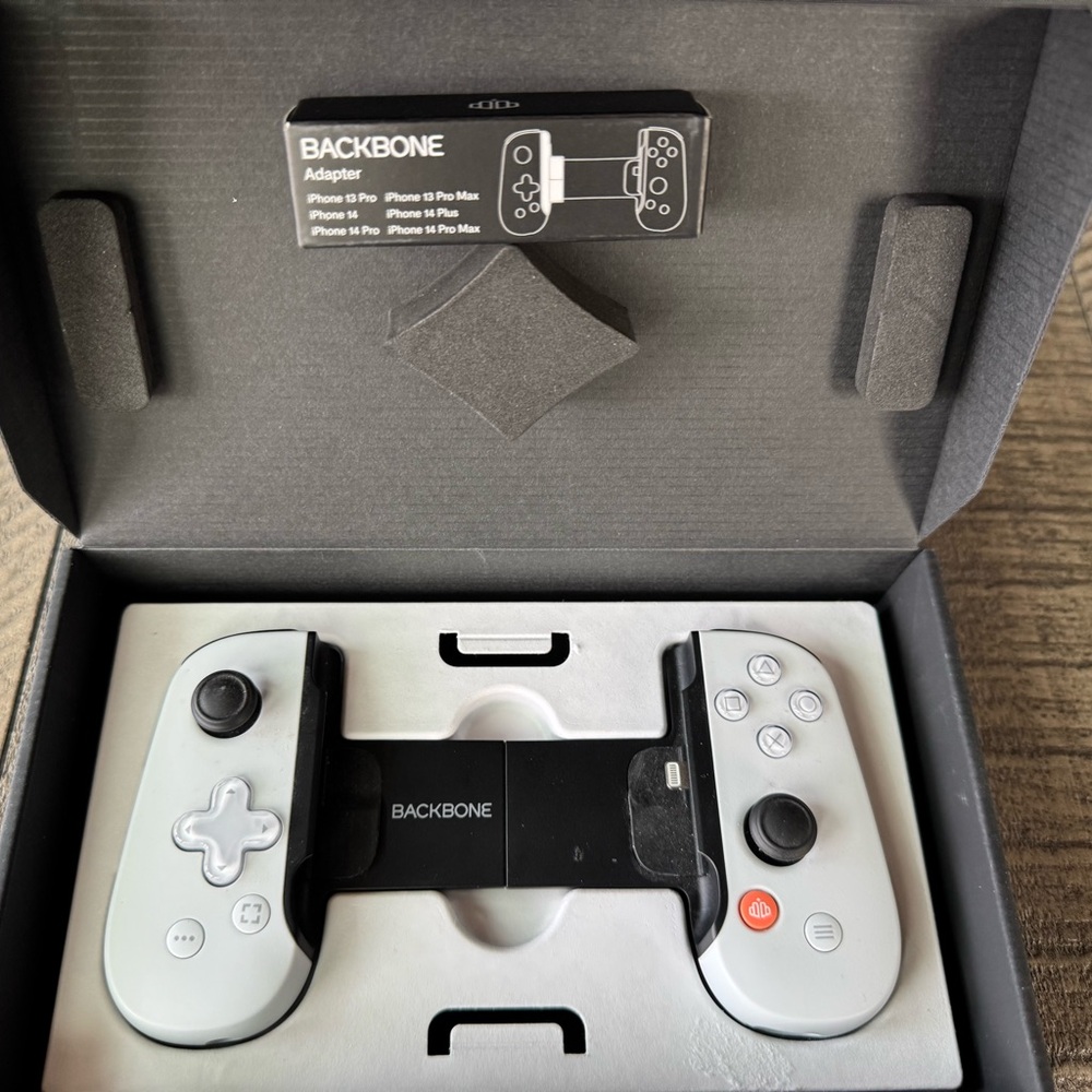 BACKBONE - PlayStation Edition Mobile Gaming Controller for iPhone - Picture 7 of 12